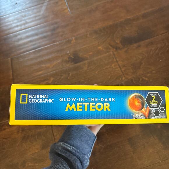 National Geographic Glow in the Dark Meteor STEM Science Kit Kids - Picture 2 of 3